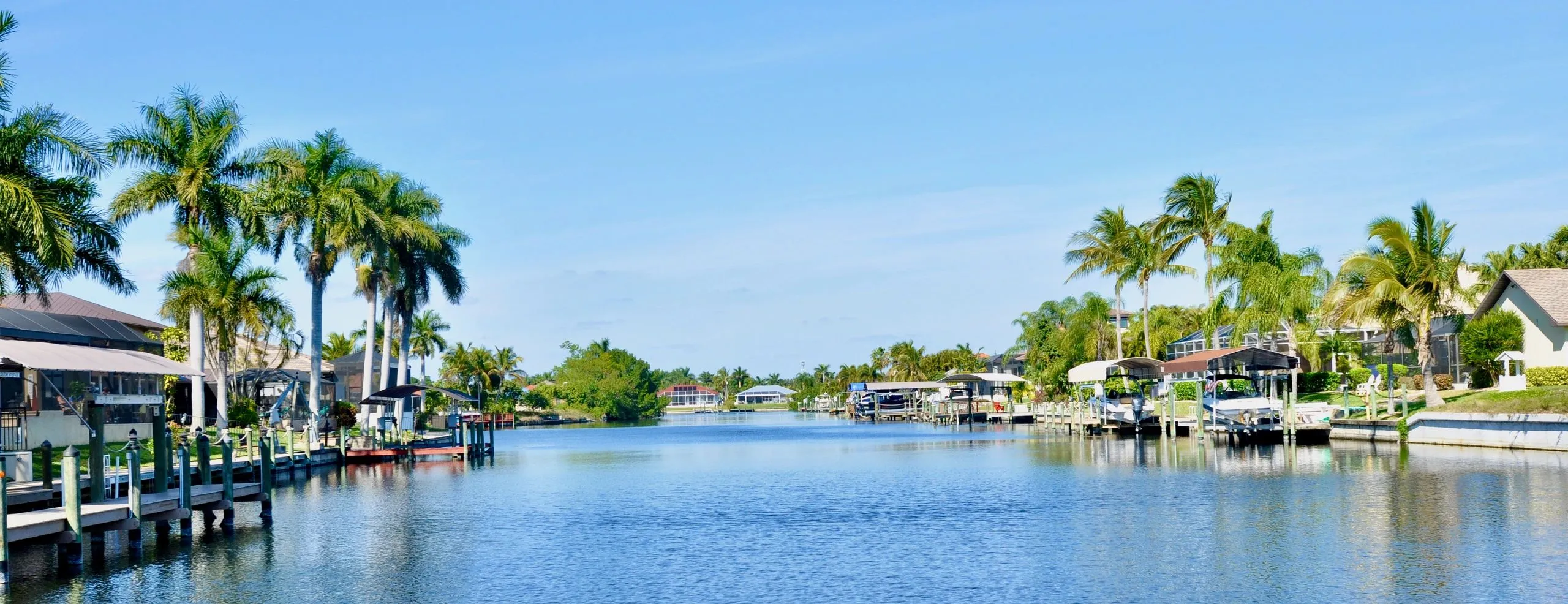 Kanal mit Palmen in Cape Coral