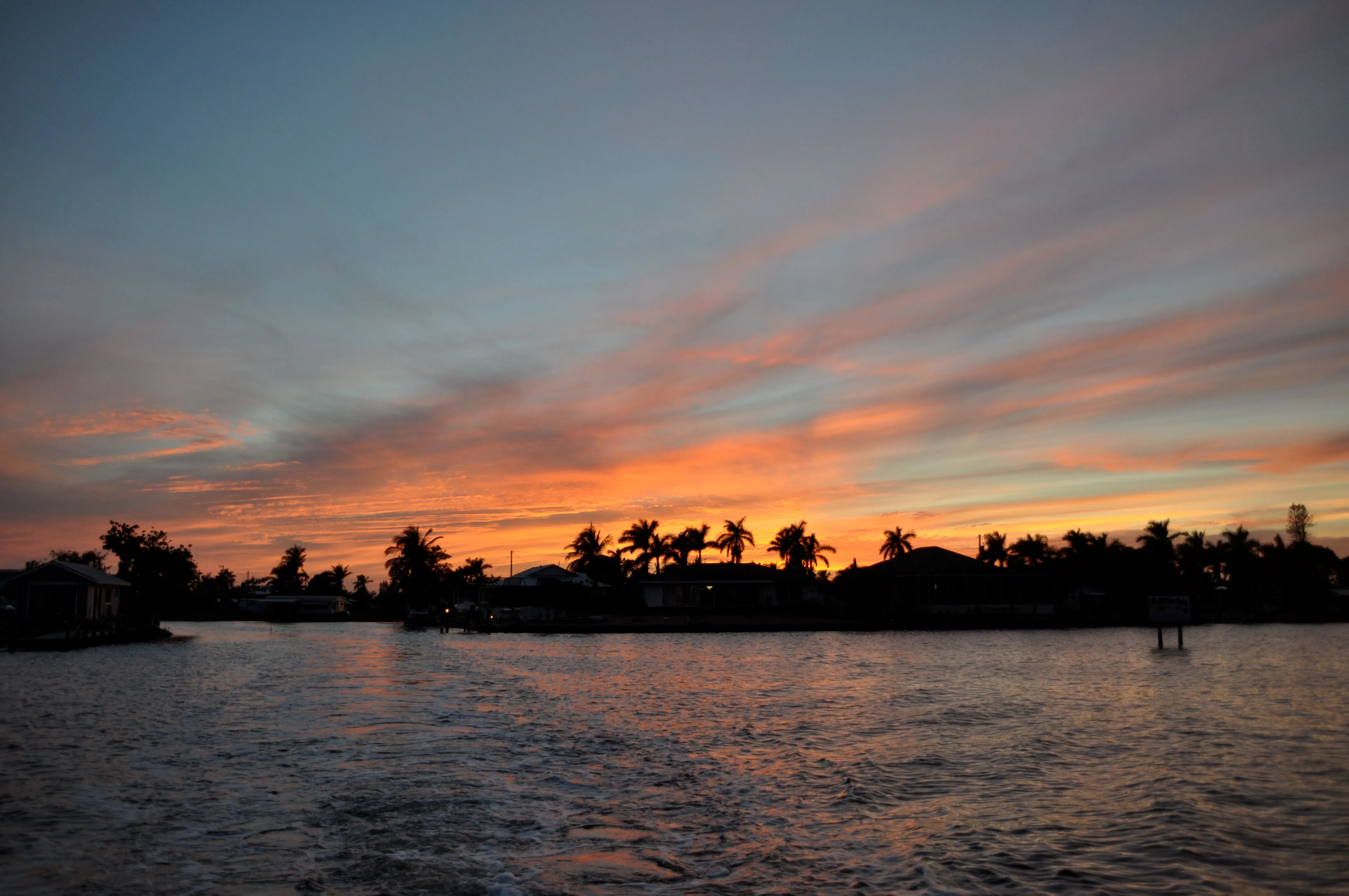 Sonnenuntergang über einem Kanal in Cape Coral